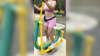 Caminata y ejercicio en el bosque al aire libre