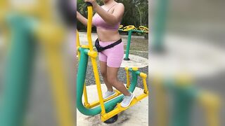 Caminata y ejercicio en el bosque al aire libre