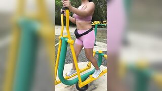 Caminata y ejercicio en el bosque al aire libre