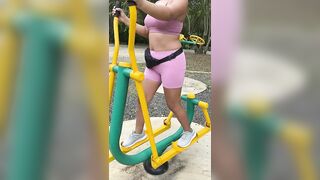 Caminata y ejercicio en el bosque al aire libre