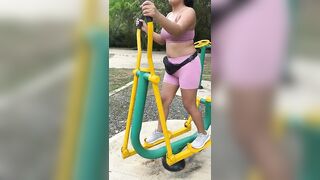 Caminata y ejercicio en el bosque al aire libre